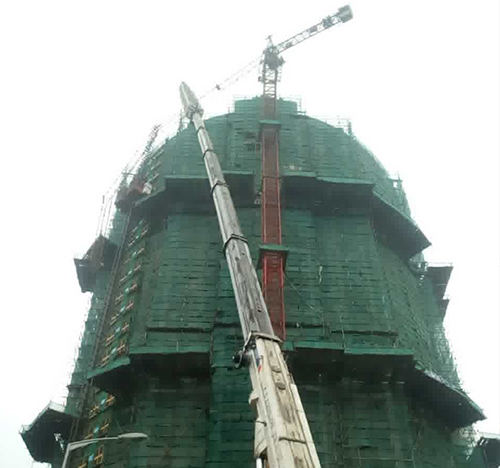 永城吊车在工地上作业